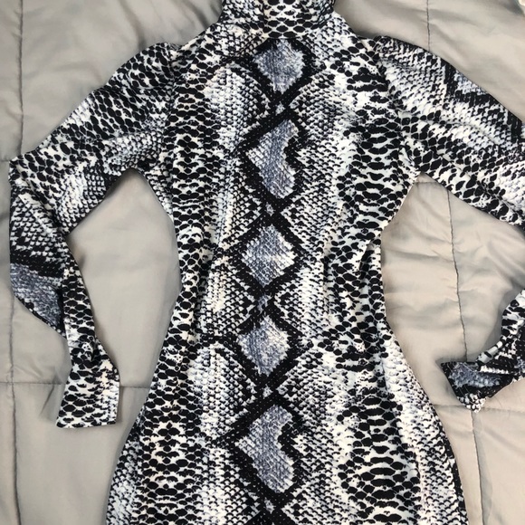 Long sleeve snakeskin mini dress - Picture 2 of 3